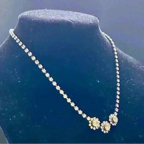 Vintage collar length clear faceted glass rhinestone necklace with three daisies - Picture 3 of 4